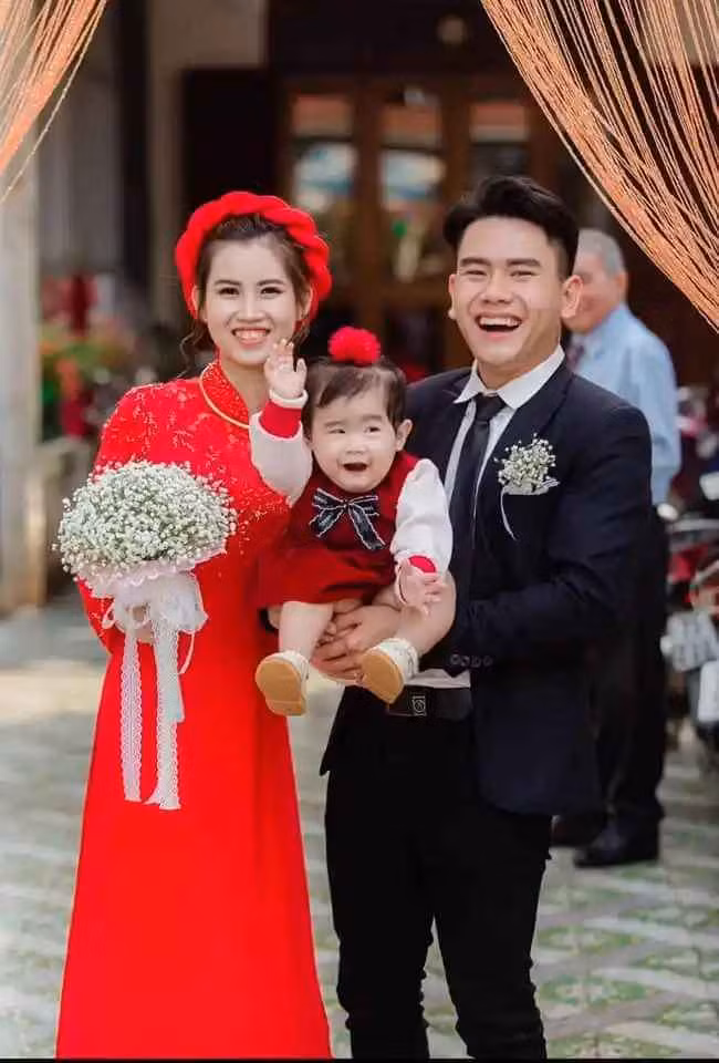 Còn gì hạnh phúc bằng khi được xuất hiện trong đám cưới của bố mẹ thay vì nằm trong bụng.