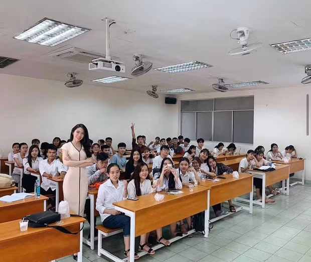Được biết, nữ giảng viên "triệu view" tên Quỳnh Mai, hiện đang giảng dạy bộ môn Giao Tiếp Kinh Doanh của ĐH Công Nghiệp TP. Hồ Chí Minh.