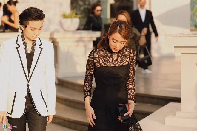 Hoàng Thùy Linh và Gil Lê vướng nghi vấn yêu đồng giới từ tháng 9/2019. Bộ đôi thường xuyên xuất hiện cùng nhau tại sự kiện và nhiều lần đi chơi chung cùng nhóm bạn. Cả hai từng sánh đôi tại đám cưới của Đông Nhi - Ông Cao Thắng vào tháng 11/2019. Gần đây, MC Giọng hát Việt nhí còn tháp tùng "người yêu tin đồn" sang Mỹ dự sự kiện. Hai người bị bắt gặp khi đang xuống phố mua sắm và dạo chơi.