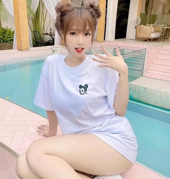 Dù nổi tiếng trên mạng xã hội, nhưng thông tin về Mym Trần vẫn là điều bí ẩn, dân mạng chỉ biết, cô nàng sinh năm 1997.