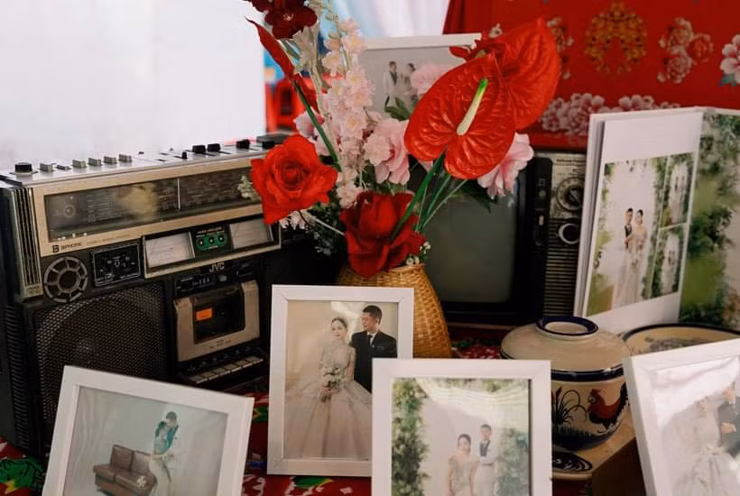 “Cách bài trí khiến đám cưới có cảm giác ấm áp, sum vầy. Nhờ sự chu đáo của anh và gia đình, mình đã có một đám cưới đáng nhớ với nhiều kỷ niệm đẹp”, cô dâu Duy Anh chia sẻ.