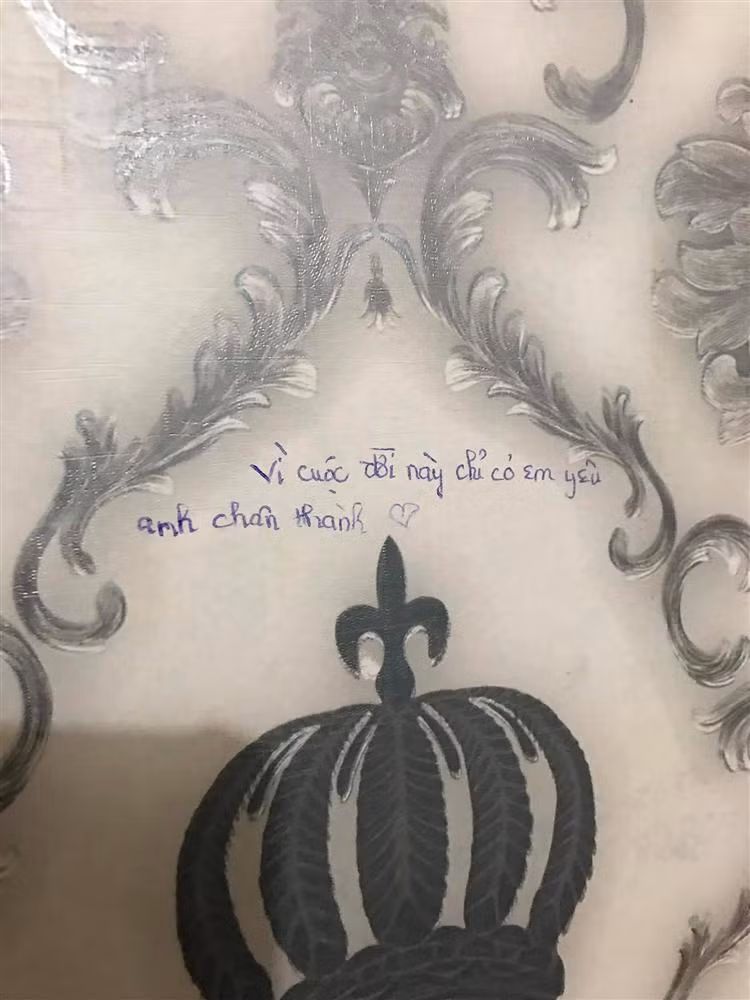 Một số khác thì tỏ ra buồn cười trước những lời sến súa mà một cặp đôi nào đó đã để lại. Đồng thời cũng không quên chia buồn với chủ mới của căn phòng vì đã dính phải trường hợp này.