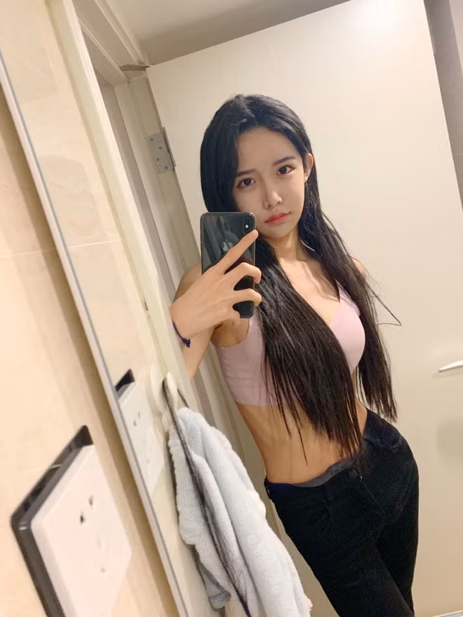 Dù rõ ràng không tới mức quá xấu, nhưng Abbily vẫn phải nhận cơn mưa gạch đá từ phía các fan hâm mộ, thậm chí còn xuất hiện cả làn sóng kêu gọi tẩy chay kênh livestream của cô nàng.