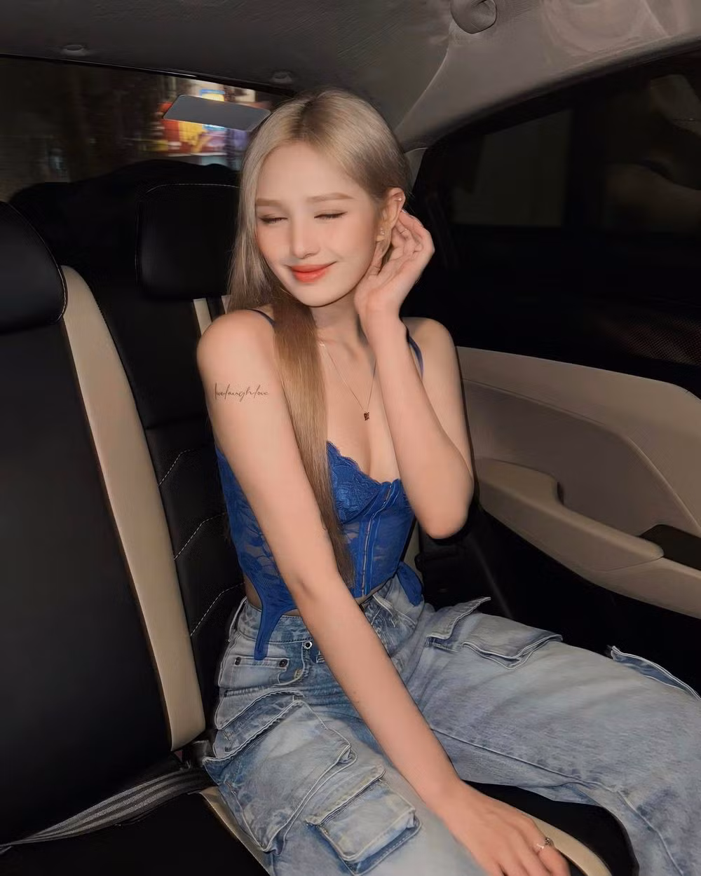 Trước đó, hot girl Xoài Non từng nhiều lần khiến người hâm mộ "đứng ngồi không yên" khi khoác lên mình những thiết kế kiệm vải, tôn dáng.