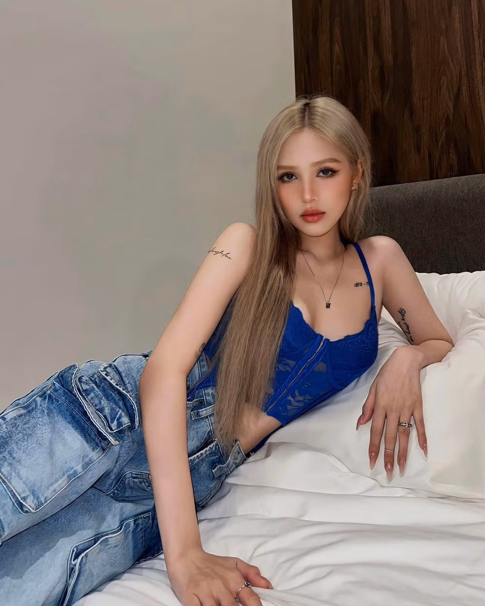Thời gian gần đây, bà xã Xemesis cùng đã quyết định đổi sang một kiểu tóc sáng màu hơn giúp tôn lên nước da trắng nõn nà cùng vẻ đẹp như lai Tây của cô.