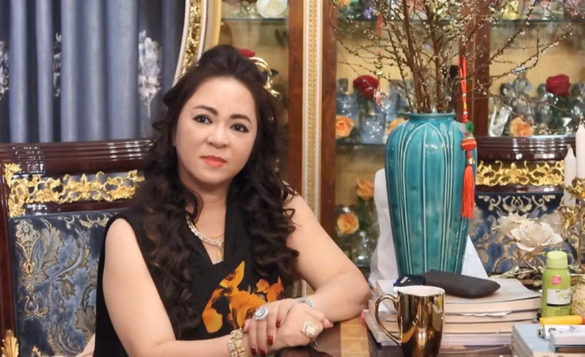 Sau 1 tuần tuyên bố nghỉ livestream, nghỉ chơi luôn kênh Youtube, bà Phương Hằng quay lại vào tối ngày 19/9 với lý do cảm thấy "nợ tình yêu thương" của cộng đồng.