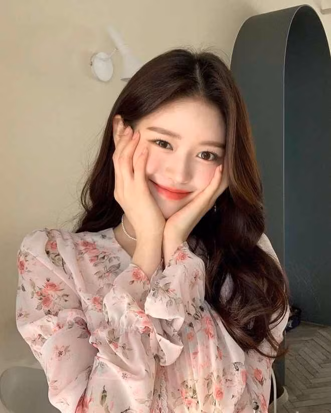 Thần thái ngời ngời, quyến rũ bao ánh nhìn. Nét đẹp trong trẻo, ngọt ngào của Han Gisol cũng là hình tượng nhiều cô gái hướng đến.