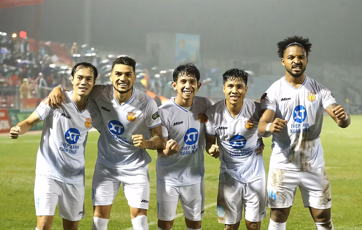 CLB Thep xanh Nam Dinh co hat-trick giai thuong thang 10 V-League