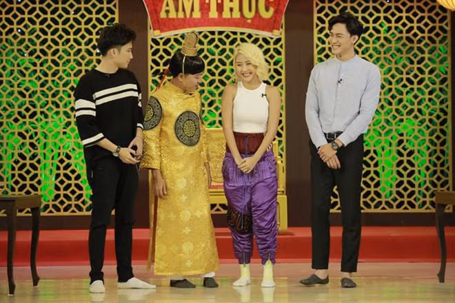 Số đông cho rằng trang phục của hot girl Quỳnh Anh Shyn mặc khá lạ mắt. Có người gay gắt hơn thì nói cô đang khoe thân một cách lộ liễu.