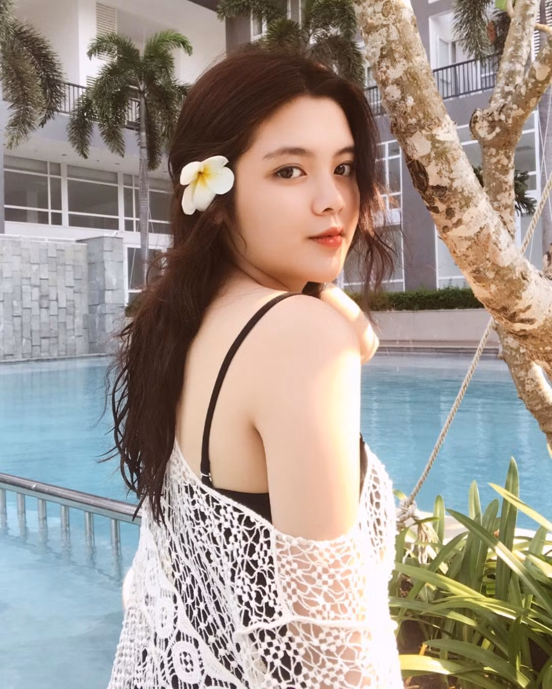 Hoàng Anh nhận được một số lời mời chụp ảnh quảng cáo, người mẫu ảnh nhưng thường cô sẽ tự cân bằng để sắp xếp thời gian hợp lý.