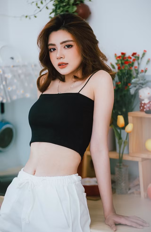 Nguyễn Ngọc Hoàng Anh là gương mặt khá nổi trội trên mạng xã hội. Nữ sinh 2K có nét đẹp ấn tượng với đôi mắt to tròn cùng thần thái cuốn hút khiến nhiều người nhầm tưởng cô là con lai.
