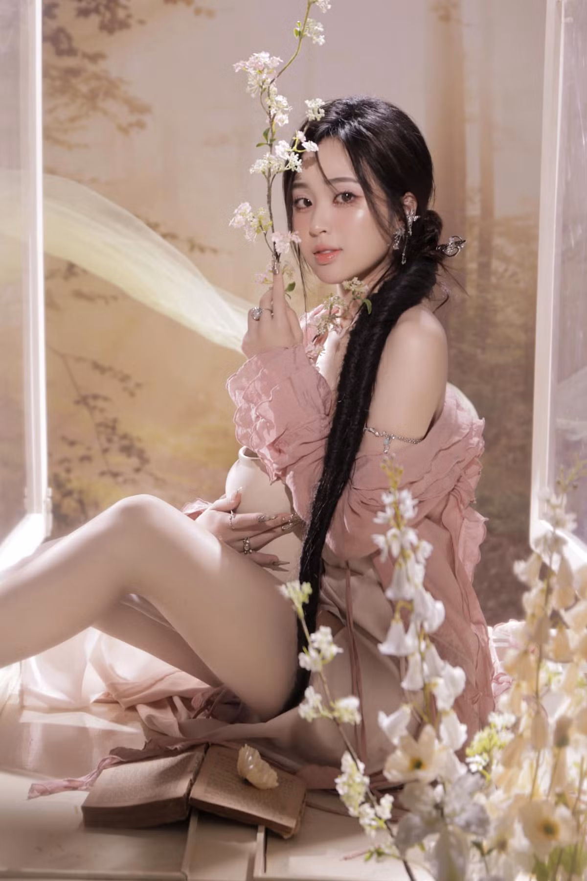 Cùng với scandal lộ clip “nóng”, rất nhiều tin đồn khác liên quan đến quá khứ của Phương Anh được hé lộ như bị đánh ghen trên phố, từng lấy chồng năm 19 tuổi và đã có 2 con, bỏ rơi con cái…