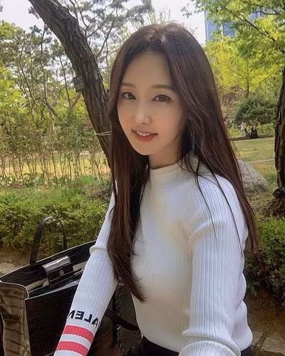 Lợi thế hình thể quyến rũ đã giúp Su Jin trở thành người mẫu quảng cáo, xuất hiện trên nhiều tạp chí nổi tiếng.