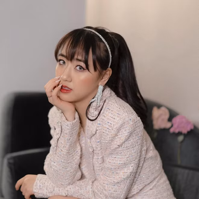 Ban đầu, vì mong muốn có công việc ổn định của gia đình, Quỳnh Anh đã chọn ngành Hóa sinh. Bên cạnh việc học trên trường, cô cũng tìm thêm cơ hội làm tình nguyện cho tuần lễ thời trang New York và Philadelphia, đồng thời tham gia tổ chức các sự kiện thời trang tại trường.