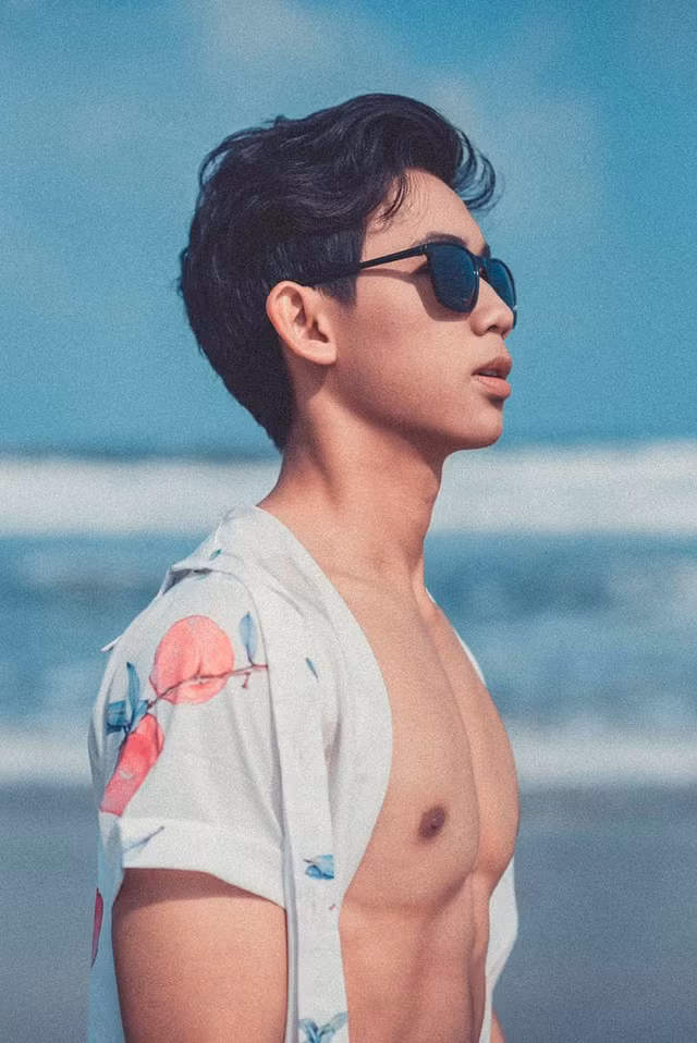 Dù nổi bật với body đầy quyến rũ nhưng Toàn Bùi cũng đặt ra cho bản thân những mục tiêu hình thể nhất định. Chính vì vậy, cậu bạn đều đặn luyện tập, ăn uống khoe học.