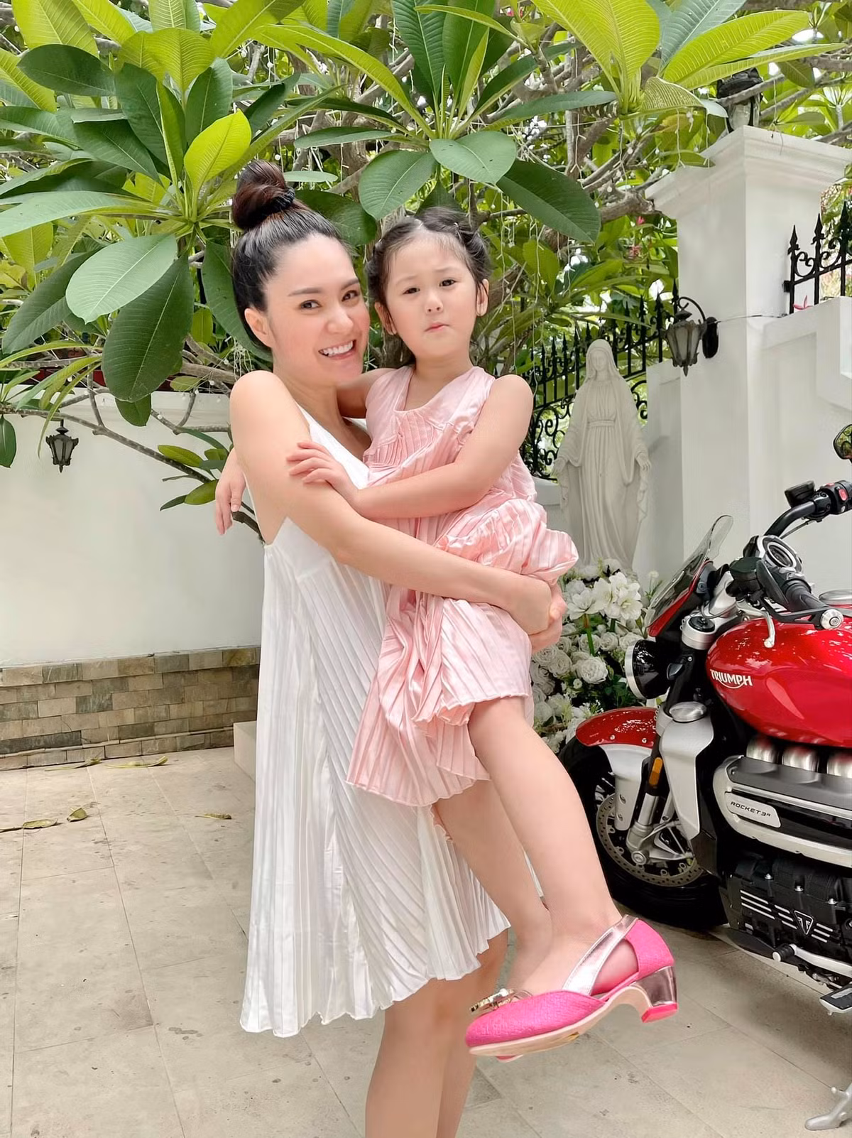 Mới đây, con gái 6 tuổi tên Yu Ki của nữ đại gia họ Đoàn nhận được lời mời quảng cáo "khủng". Tuy nhiên, cô bé lại thẳng thừng từ chối chỉ vì không đúng với sở thích của bản thân.