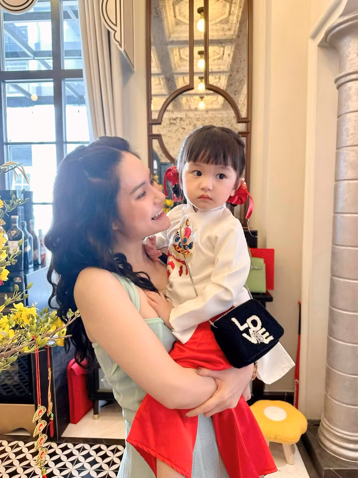 Điều này được Di Băng chia sẻ lên trang cá nhân kèm dòng trạng thái: "Yu Ki vừa từ chối hợp đồng quảng cáo trị giá nửa tỷ cho 1 nhãn hàng nước trái cây vì lý do: Cái nước con hay uống là nước khác mà. Tiền học năm tới tự đóng nha con. Tức ghê".