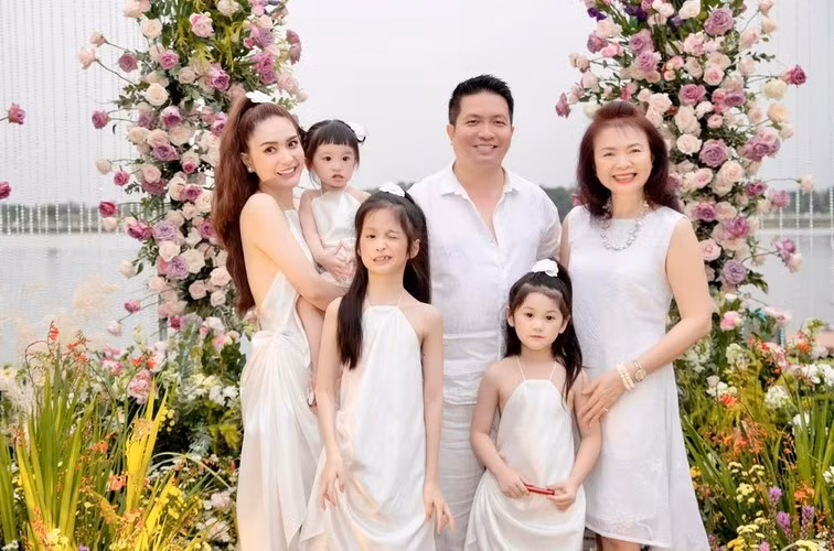Trước đó, khi bị một số cánh mày râu chê bai không sinh được con trai mà chỉ có 3 con gái, Di Băng từng tiết lộ về việc gái út đã có thể kiếm tiền từ khi mới lọt lòng.