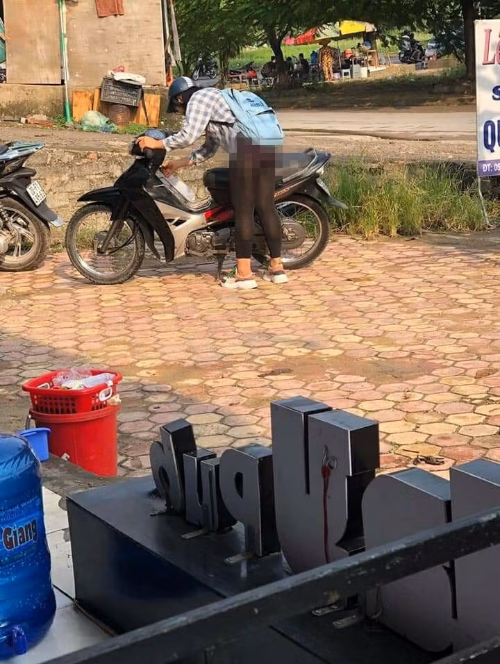 Số ít tỏ ra thông cảm vì cho rằng người phụ nữ chưa biết cách phối đồ. Điển hình như một bình luận được dân mạng để lại rằng: "Là quần tất cực dày để chống lạnh đấy ạ. Nhưng đáng ra phải mặc thêm váy ngắn hoặc quần đùi thì có vẻ như chị ấy đã quên mất bước này".