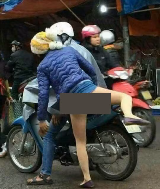 Hiện tại, những bức ảnh này vẫn đang được chia sẻ và nhận về nhiều bình luận trên mạng xã hội. Một lần nữa, đây là bài học nhắc nhở chúng ta nên cẩn trọng lựa chọn trang phục phù hợp với hoàn cảnh tránh gây phản cảm cho những người xung quanh
