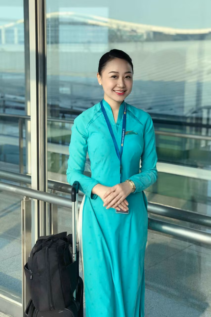 Mang bầu, nghỉ bay, không có lương, áp lực kinh tế đè nặng lên vai khiến bà mẹ trẻ rơi vào trạng thái suy sụp. Vì con, cô buộc phải tìm cách tự vực lấy tinh thần, bán hàng online ngày đêm để có thu nhập trang trải cuộc sống.
