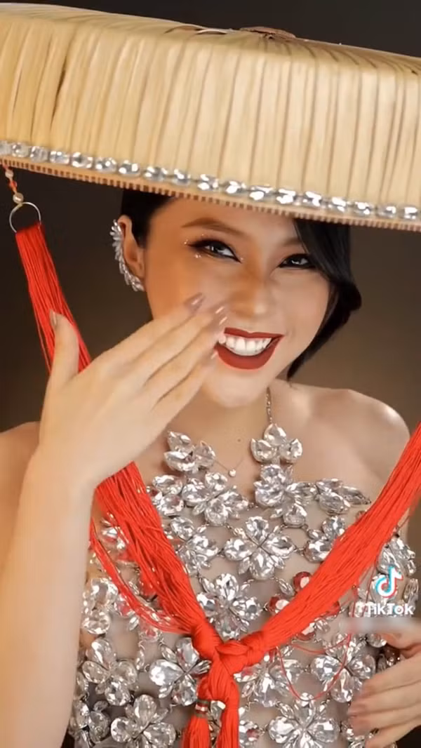 Ở phần đầu clip, Quỳnh Thi như tái hiện hình ảnh của một cô nàng “mọt sách” với chiếc áo len nâu giản dị, tóc búi, kính cận cùng khuôn mặt mộc đẹp không tì vết.