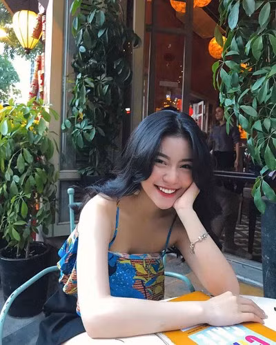 Đến hiện tại, clip của Quỳnh Thi đã thu về hơn 5,8 triệu lượt xem, hơn 650 nghìn lượt yêu thích cùng hàng nghìn bình luận của người dùng mạng xã hội. Hầu như ai cũng dành lời khen cho nhan sắc cũng như sự sáng tạo của cô nàng.