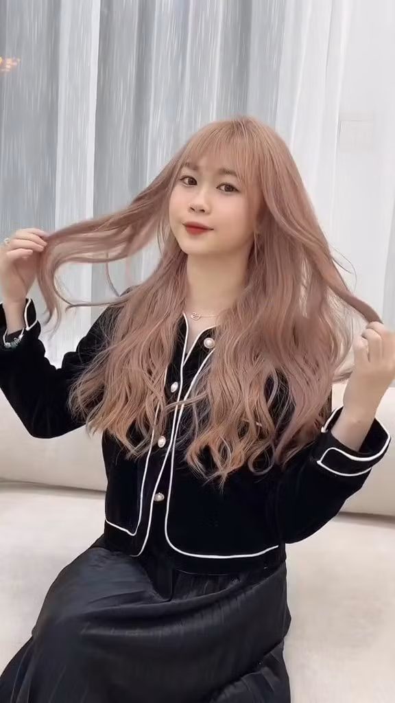 Với màu tóc sáng, Chi Bé dường như thay đổi hoàn toàn, trẻ trung, năng động hơn rất nhiều. Đồng thời, màu tóc rực rỡ cũng làm tôn lên làn da của cô, giúp nó trở nên trắng sáng, nổi bật hơn trước.