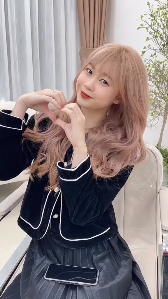 Mới đây, trên mạng bất ngờ xuất hiện một đoạn video của Chi Bé trong màu tóc mới. Khi được hỏi hiện đang làm gì, cô nàng cũng vui vẻ đáp mình đang làm vợ và làm mẹ, hai công việc thiêng liêng nhất.