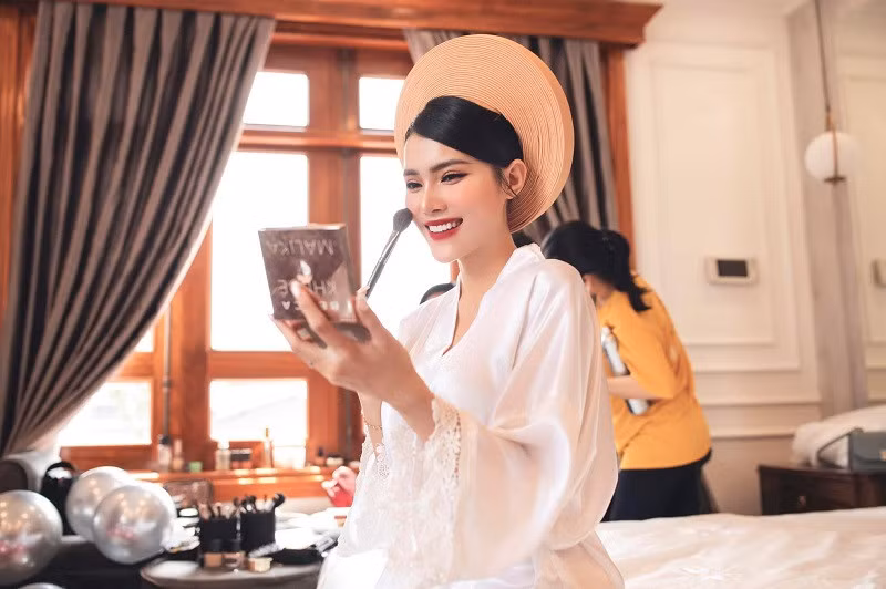 Trong ngày trọng đại, Phối Phối diện áo dài đỏ duyên dáng càng giúp cô khoe khéo sắc vóc ngọc ngà, sánh bước cùng chú rể.