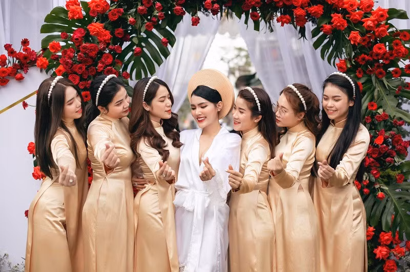 Phối Phối cho biết thêm về chuyện tình cảm của mình rằng: "Hai đứa mình quen với tìm hiểu nhau gần 8 năm rồi mới quyết định bên nhau đầu năm trước mà vướng dịch nên mình sinh em bé xong mới làm lễ rước dâu. Tụi mình mới làm lễ rước dâu thôi chưa làm tiệc cưới, dự kiến vài tháng nữa dịch ổn mới tổ chức".