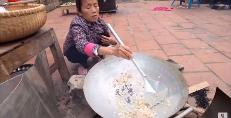 Không cầu kì như những món ăn trước đó, món ăn trong clip này của bà Tân Vlog chỉ là trứng đà điểu chiên nước mắm.