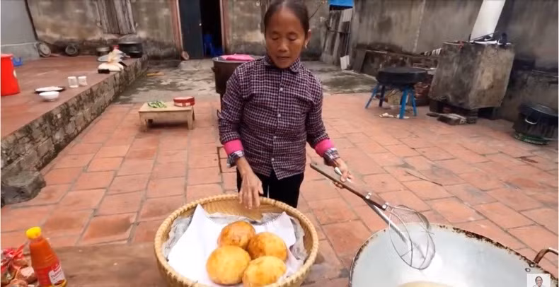 Đoạn clip thu hút khá nhiều sự quan tâm của cộng đồng mạng, tuy nhiên, không ít ý kiến đã tỏ ra hoang mang với cách kết hợp nguyên liệu chế biến của bà Tân.