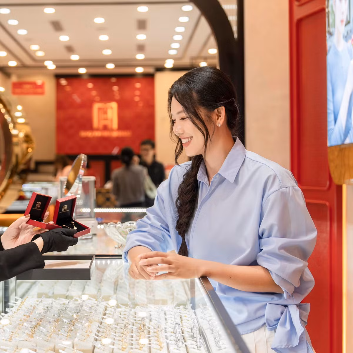 Nhan sắc của Ánh Viên hiện tại là sự kết hợp hài hòa giữa vẻ mộc mạc và nét hiện đại. Cô nàng sở hữu khuôn mặt nhỏ nhắn, đôi mắt long lanh, luôn ánh lên sự tươi vui và tràn đầy năng lượng tích cực. Nụ cười rạng rỡ, đặc biệt sau khi niềng răng, đã trở thành "vũ khí" mạnh nhất khiến cô thêm phần cuốn hút.