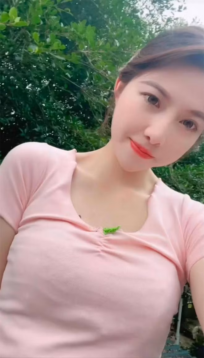Yumei là cô gái bán cá tại một khu chợ ở Tứ Xuyên, Trung Quốc. Trên trang cá nhân, cô thường xuyên đăng tải những đoạn clip ghi lại công việc bán cá và cuộc sống bình dị ở chợ.