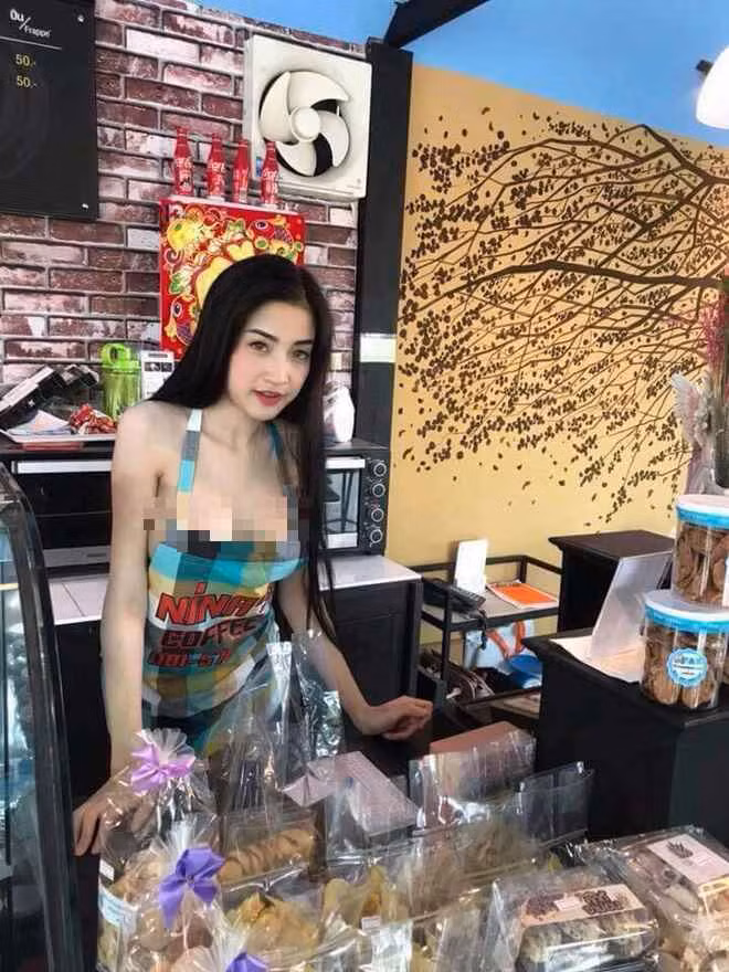 Đứng bán bánh nhưng cô nàng trên lại tiện thể khoe vòng 1 lồ lộ của mình.