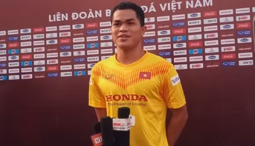 Quang Nho chia sẻ: “Em không bao giờ kể khổ với bất kì ai, em sẽ cố gắng chứng minh trên sân cỏ, tự bản thân mình cố gắng dành dụm. Nhất định sau này em sẽ xây cho cha mẹ em một căn nhà khang trang hơn, cha mẹ em sẽ không phải lo lắng khi có mưa lũ nữa.”