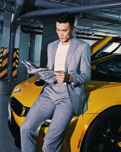 Có cuộc sống dư giả, ngoài diện đồ hiệu, Bùi Tiến Dũng còn tậu được nhà sang, xe xịn. Hiện anh chàng sở hữu một thương hiệu thời trang riêng, công việc kinh doanh được xem khá thuận lợi.