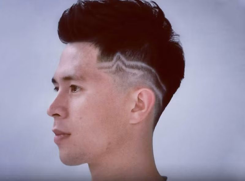 Vừa qua trên trang cá nhân, Đình Trọng gây sốt khi trình làng kiểu tóc mới chất như nước cất. Cầu thủ sinh năm 1997 khẳng định bản thân anh nay đã khác xưa với kiểu tóc vuốt vuốt phía trên và kẻ line hai bên phía trên tai theo hình nhịp tim.