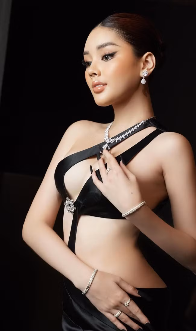 Gái xinh chuyển giới Gen Z này cũng xuất hiện tại nhiều sự kiện giải trí, nhan sắc xinh đẹp và rạng rỡ thu hút ống kính.