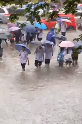 Học sinh phải xắn quần đến gối, bì bõm lội nước vào lớp, việc di chuyển khó khăn.