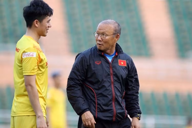 Tuy nhiên, dù có bị đào mộ nhưng Đình Trọng vẫn được khen đẹp trai, có phong thái cuốn hút.