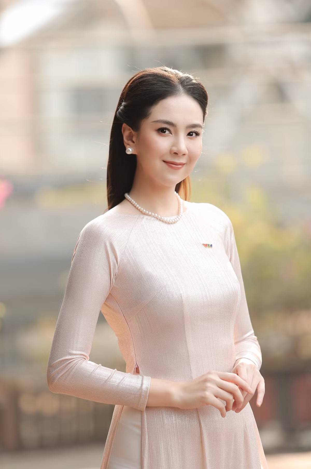  Mai Ngọc là gương mặt không xa lạ với khán giả yêu truyền hình. Sau 5 năm dẫn chương trình thời sự "Việt Nam hôm nay" của VTV, cô ngày càng chứng tỏ bản lĩnh, sự chuyên nghiệp, tận tâm với nghề.