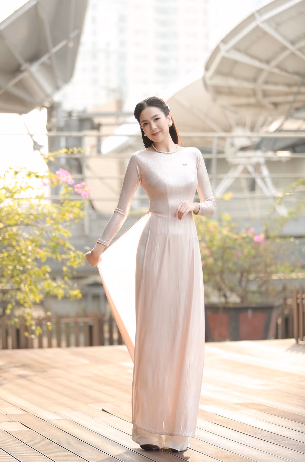 Là người yêu thích áo dài truyền thống, Mai Ngọc luôn chọn cho mình những bộ áo dài diện để lên sóng mỗi dịp Tết gần kề.