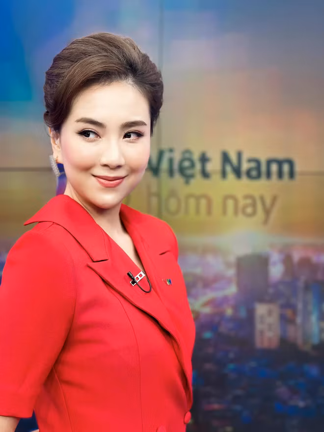 Tất cả những thứ phụ kiện có trong tủ đồ cá nhân ở cơ quan đã giúp Mai Ngọc xinh đẹp biến hình cho mỗi lần lên sóng hàng ngày.