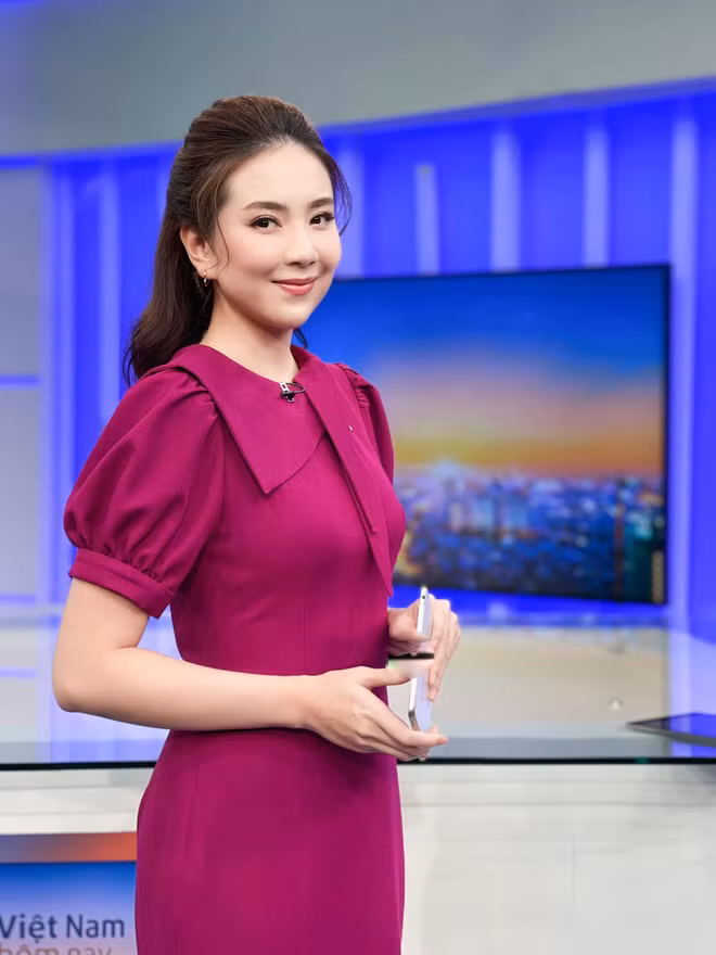 Có thể thấy ngoài đồ trang điểm thì tủ cá nhân của Mai Ngọc còn có cả giày cao gót, phụ kiện, khăn và nơ cài áo.