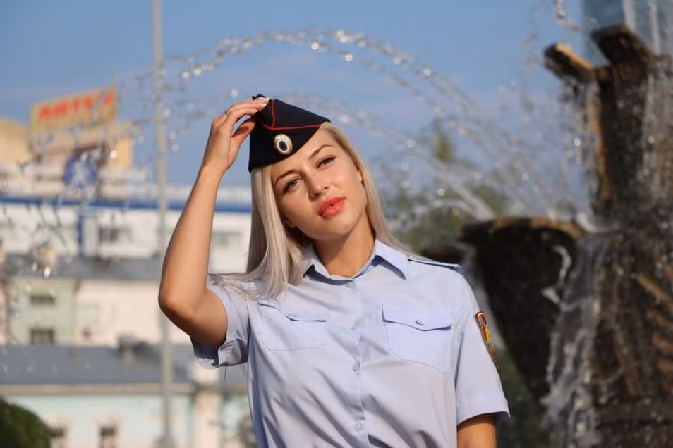 Trước đó, tại cuộc thi của Lực lượng Vệ binh Quốc gia Liên bang Nga (Rosgvardia), nữ sĩ quan cảnh sát xinh đẹp Anna Khramtsova đến từ thành phố Yekaterinburg đã xuất sắc trở thành người chiến thắng cuộc thi ảnh.
