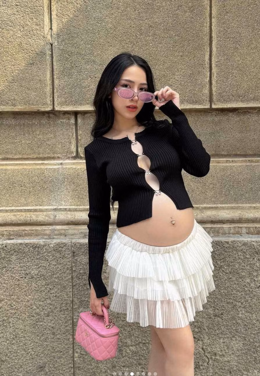 Ngoài việc tăng cân và bụng tròn ra, Minh Anh vẫn giữ được đôi chân thon thả, cánh tay nhỏ và gương mặt xinh duyên dáng, làm tiền đề cho việc thoải mái mặc những món đồ mà mình yêu thích.
