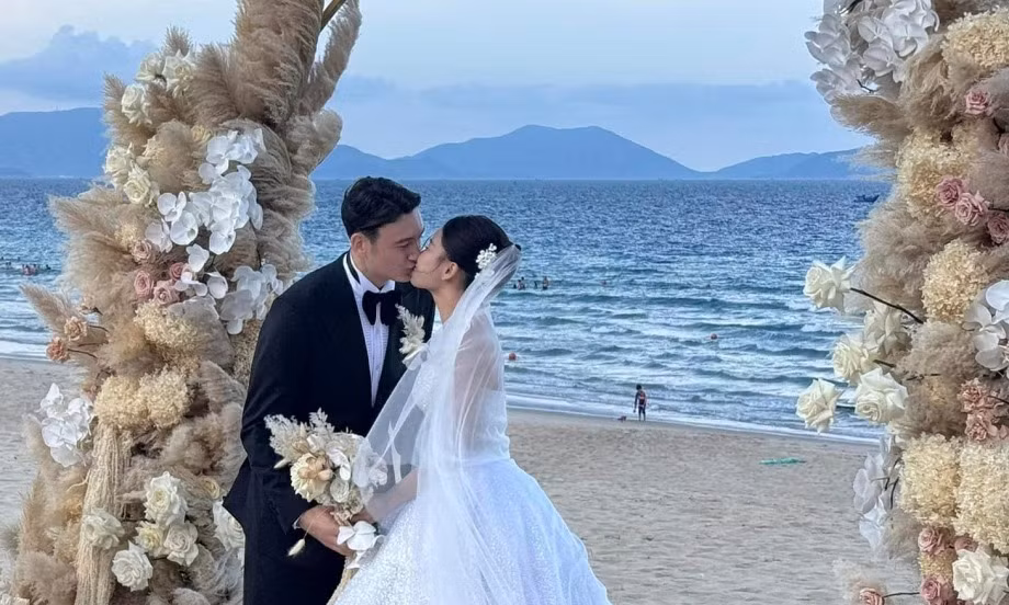 Trước đây, thủ môn Đặng Văn Lâm và vợ ở căn chung cư cao cấp tại TP.HCM nhưng mới đây khi thủ thành Việt kiều đổi CLB thi đấu, cặp đôi ra sống tại căn biệt thự đảo bạc tỷ nằm ở Ecopark, Hưng Yên.