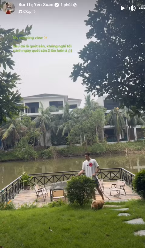Qua đó, có thể thấy, căn biệt thự mà Văn Lâm và vợ được thiết kế với tông màu ấm áp, đầy đủ tiện nghi với phòng khách rộng rãi, phòng bếp hiện đại.